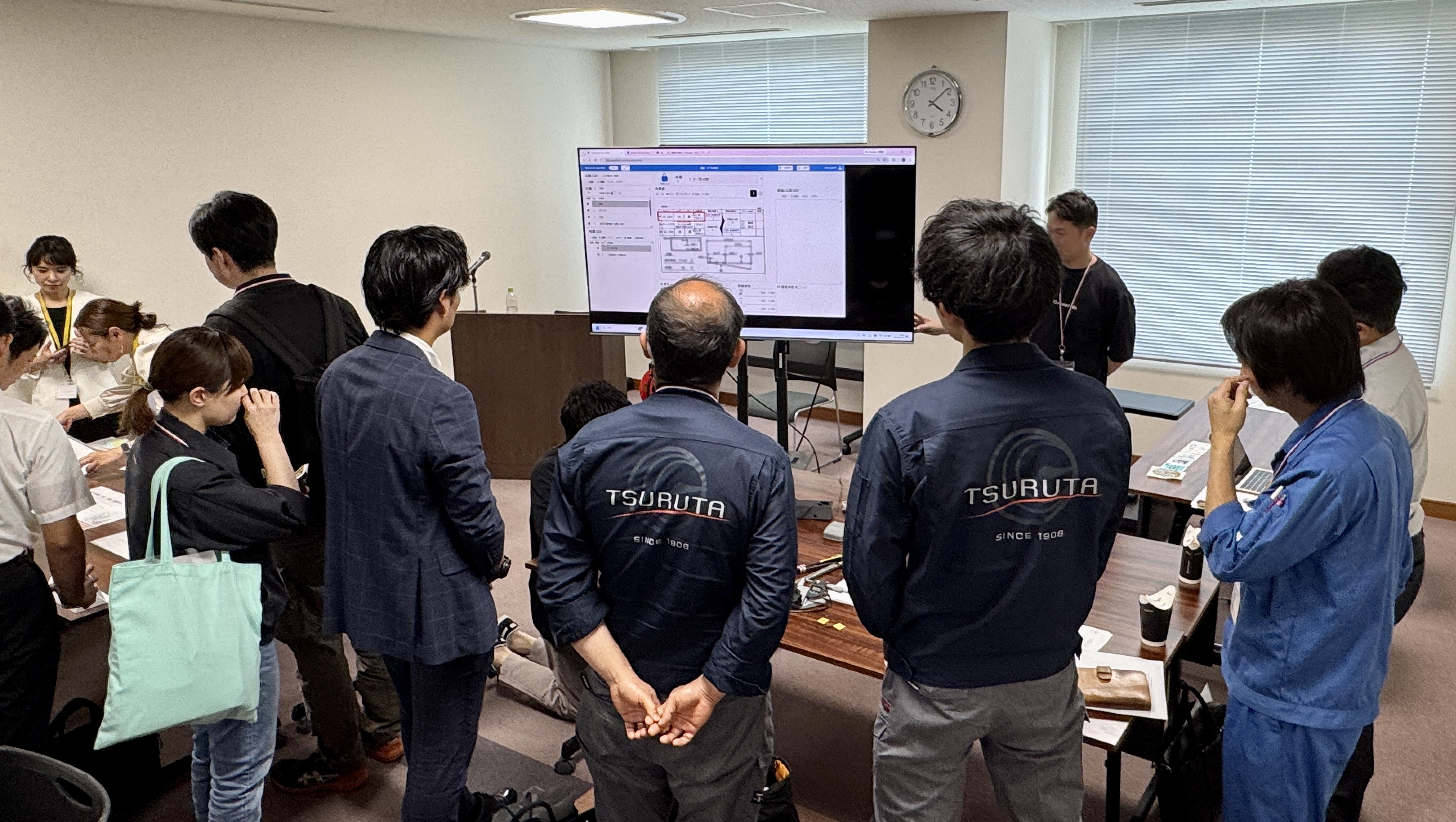 付箋を貼りながら熱心に意見を交わす交流型ワークショップの様子