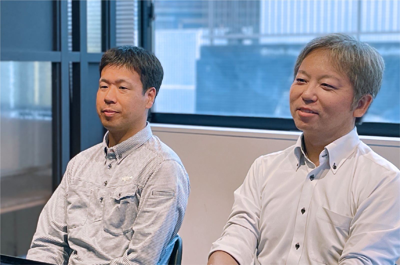 インタビューを受ける神谷様と吉川様の様子